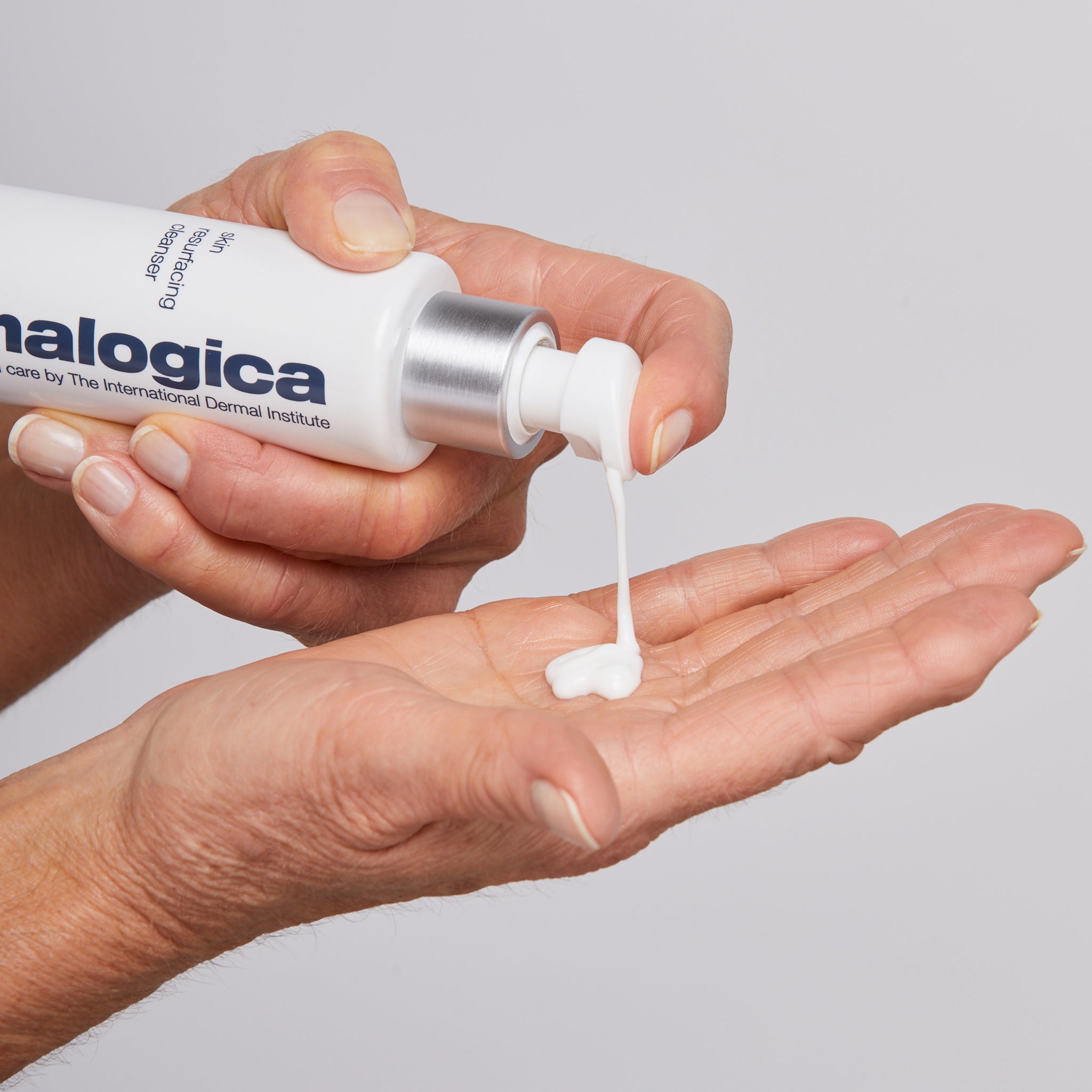 Skin Resurfacing Cleanser annostelu kädelle